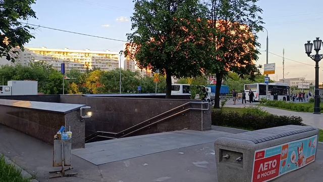 Поток дачников около площадки будущей станции Лебедянская Бирюлёвской линии смотреть онлайн