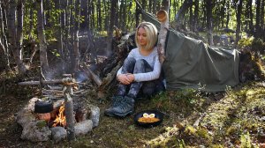 Одиночный бушкрафт в северном лесу Укрытие из плащ-палатки и готовка на костре  ASMR