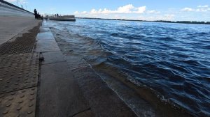 Большая вода уходит с набережной
