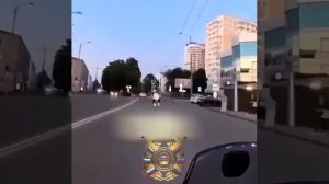 В Краснодаре байкер с девушкой за спиной удирал от полиции и влетел в мусорные баки

18-летний лихач