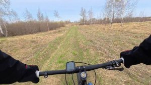 Весенняя лесная поездка на велосипеде в хорошую погоду