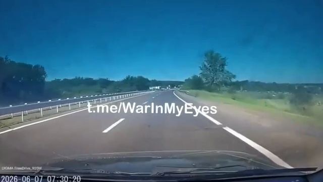 Момент атаки ударного БпЛА ВСУ "Блискавка-2" по гражданскому авто. Смотрим на скорости 0.25х смотреть онлайн