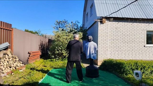 Разминка. Отработка ударов с деревянным мечом вакидзаси на макиваре