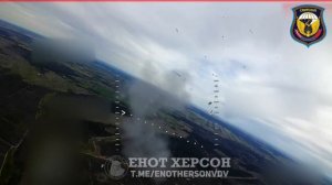 Беспилотные сражения в небе СВО
🎮FPV-перехватчик настигает БПЛА самолетного типа «Mini Shark»…🔽