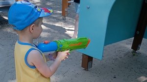 Водная битва/дети играют с водными пистолетами/лето/жара/весело
