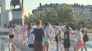 Дети купаются в фонтане. Крещенский парк. Анапа