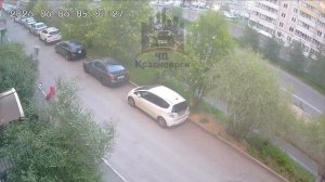В красноярской Покровке рядом с домом по адресу Линейная, 97 неизвестные бегали по крышам машин, пин