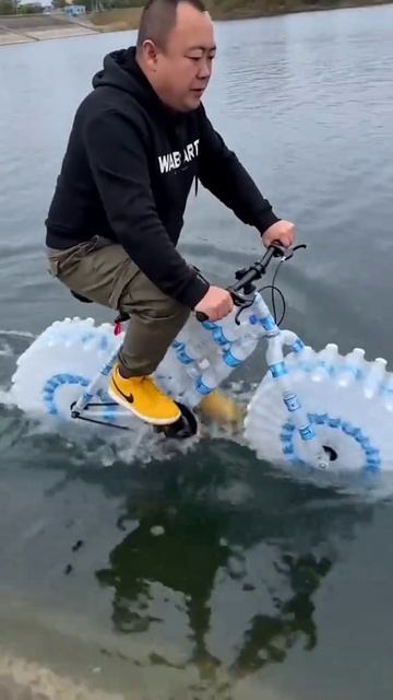 Велосипед едет по воде!!! смотреть онлайн