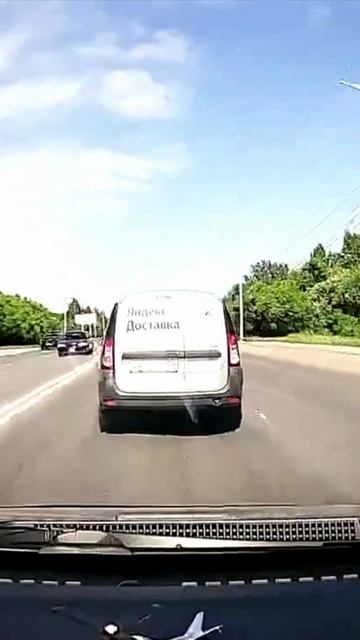 Доставщик Яндекса подрезает справа на дороге