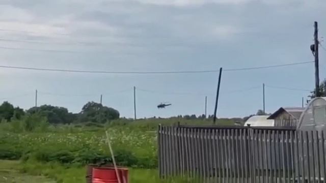 Появились кадры вынужденной посадки частного вертолета в Архангельской области. смотреть онлайн