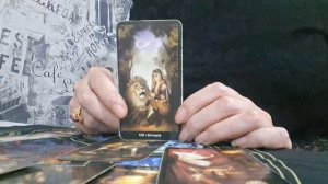 Почему он не действует и не проявляет эмоции открыто? Расклад Таро