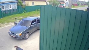 В брянском приграничье за гражданским автомобилем с детьми погнался бандеровский дрон.