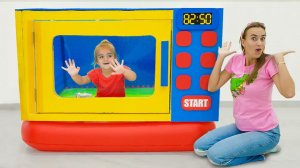 Алиса и Крис играют с игрушечной микроволновой печью
