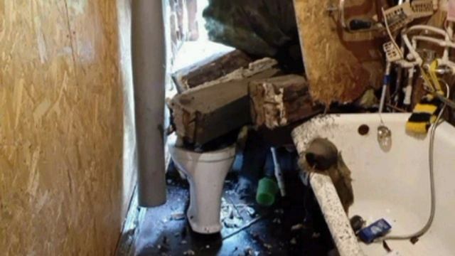 Ку-ку епта! В Бодайбо рано утром в субботу автомобиль влетел в жилой дом. смотреть онлайн