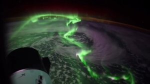 Полярное вальсирование: экипаж Crew Dragon снял «танцующее» сияние из космоса.