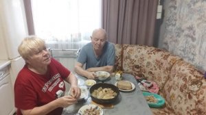 муравьи дома🥴 // у нас мукбанг - обед // жимолость для Вени //