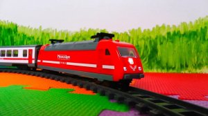 Красный игрушечный поезд и железная дорога игровой набор для детей