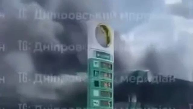 🇷🇺🇺🇦 Последствия удара Герани по АЗС на выезде из Павлограда, Днепропетровской области смотреть онлайн