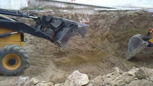 Экскаватор-погрузчик Caterpillar 428C в действии смотреть онлайн