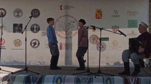 Лихие пляски и звонкие частушки: Мальчишки зажигают на фестивале «Влюблён в лён»