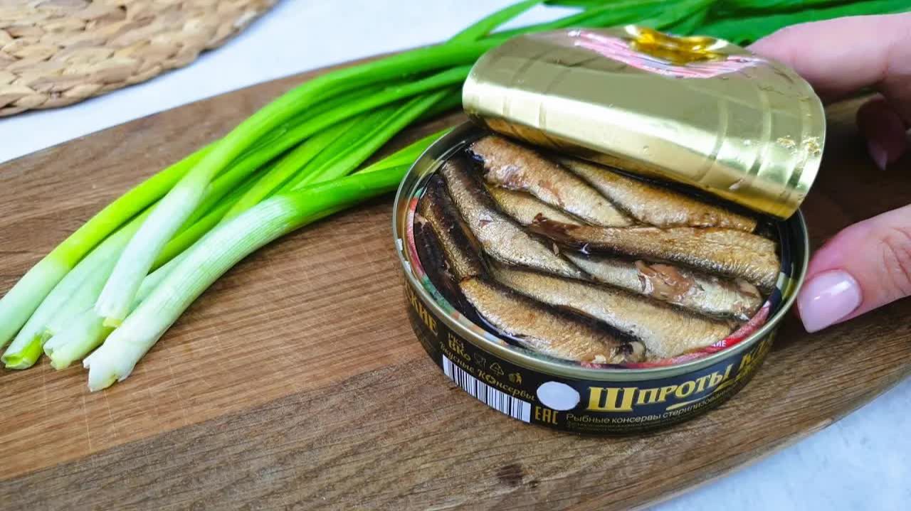 Вкусный салат со ШПРОТАМИ и зелёным луком за 5 минут! Все обалдели, когда попробовали! смотреть онлайн