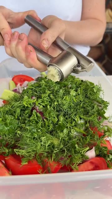 Обалденный рецепт салатика к шашлыку .