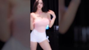 Танцы на веб камеру. азиатская девушка