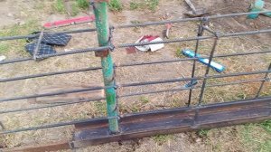 Установил швелер закладную для откатных ворот .Осталось забетонировать .