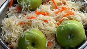 Квашеная капуста с яблоками.