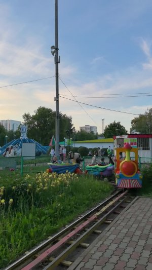 Дочка с года каталась на «Мульти-поезде», а Милан боялся и первый раз сел на него в 2,8.