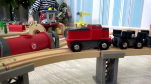 Макс строит деревянную железную дорогу и играет в поезда и машинки для детей