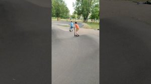 Вин Дизель на машине пульте управления угоняет от самокатчиков полицейских