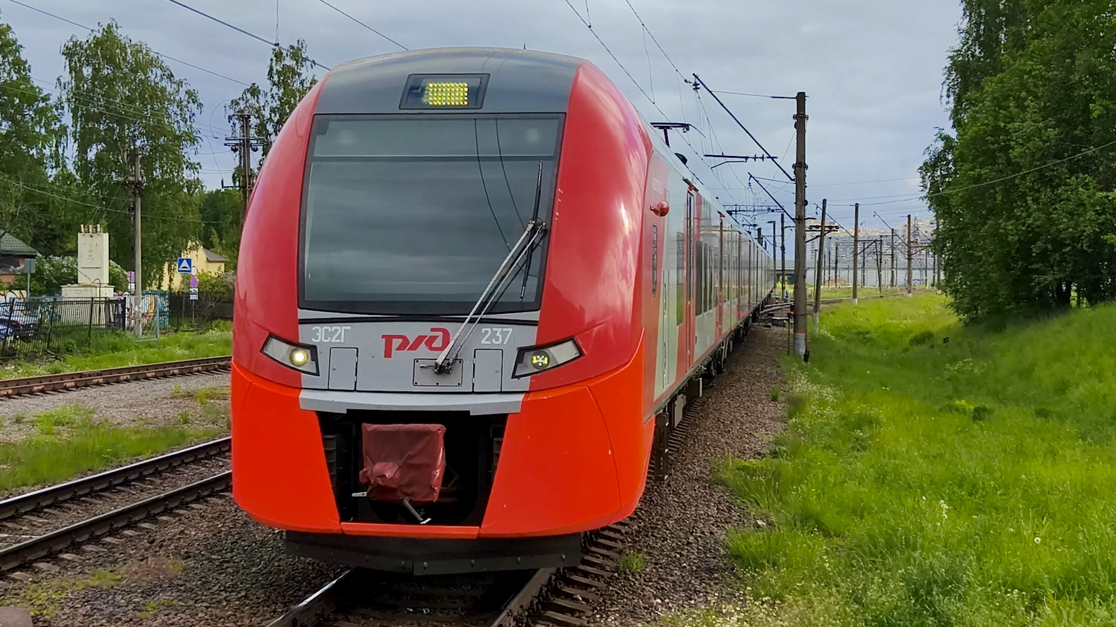 ЭС2Г 237 "Ласточка" сообщением Санкт-Петербург - Кузнечное на станции Девяткино