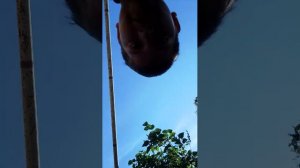 играю с другом на батуте
