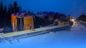 Водитель КАМАЗа опрокинул машину на трассе «Югра» и остался невредим