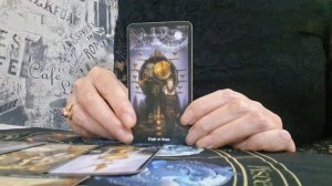 Что происходит в жизни загаданного человека? Расклад Таро