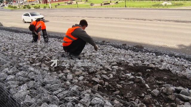 Завершается возведение новой подпорной стены в центре города, напротив водной станции смотреть онлайн