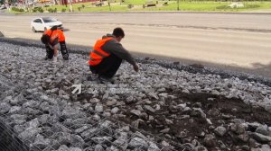 Завершается возведение новой подпорной стены в центре города, напротив водной станции