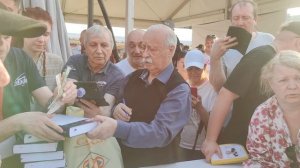 Леонид Якубович автограф на память всем желающим.... на Красной площади 7 июня