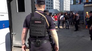 Полицейские устроили мигрантам экзамен по русскому языку прямо на стройке