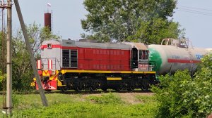 ТЭМ15-048 проезжает переезд и заезжает грузовой железнодорожный вокзал города Темрюк