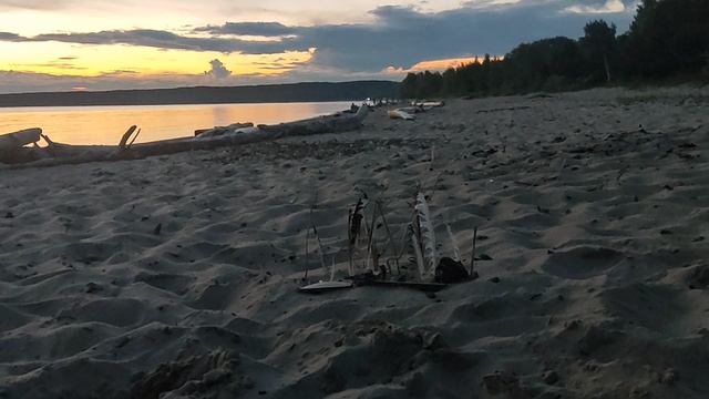 Обское море, посиделки у костра с сосисками: талисман для энергетики. Архивное, 04.08.2025