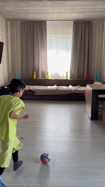 Боулинг 🎳 футбольным мячом ⚽⚽ 😂💪🔥
подписывайтесь 💪