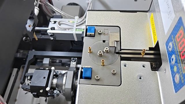 Процесс обработки. Вид на обжимную матрицу и вибробункер смотреть онлайн