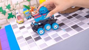 Разноцветный спуск Огромное количество тачек Disney Pixar летят в воду! 🌈