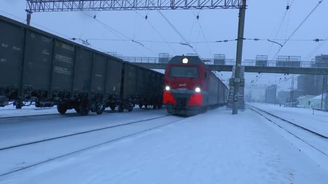 Макс болеет дома а Папа смотрит поезда