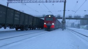 Макс болеет дома а Папа смотрит поезда