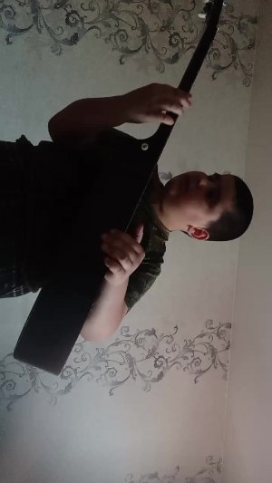играю на гитаре