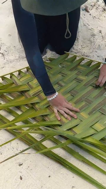 Как сплести корзину из пальмовых листьев на острове 🌴 Тропический бушкрафт