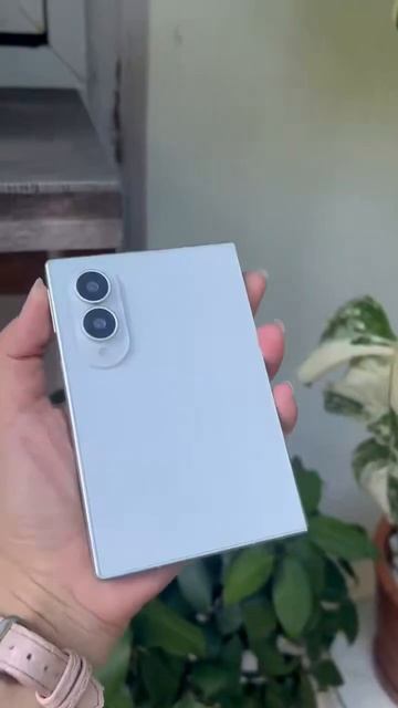 Макет Samsung Galaxy Z Wide Fold 8 засветился в дикой природе смотреть онлайн